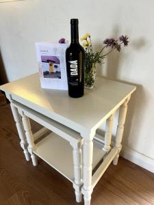 een fles wijn op een tafel met bloemen bij The Hollow, Fisherstown, County Laois in Laois +22 foto's