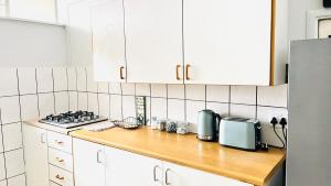 Køkken eller tekøkken på Stylish 1 Bed Self Catering Near OR Tambo