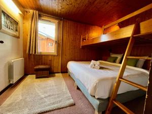 En eller flere senge i et værelse på Chalet - Apt 5pax au pied des pistes - parking - skiroom - cheminée - balcons + 18 billeder