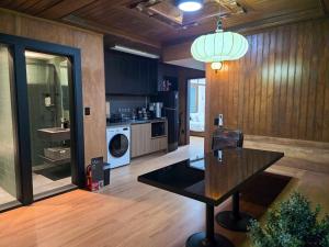 un salon avec une table et une cuisine dans l'établissement Staykor Busan, à Pusan 34 autres photos