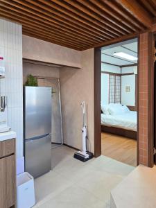 Il comprend une cuisine équipée d'un réfrigérateur. dans l'établissement Staykor Busan, à Pusan