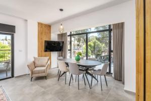 a dining room with a table and chairs at Luxurious 3Bedroom Apartment Emek Refaim Jerusalem in Yerushalayim