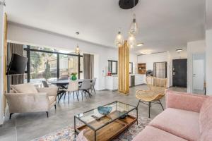 a living room with a couch and a table at Luxurious 3Bedroom Apartment Emek Refaim Jerusalem in Yerushalayim