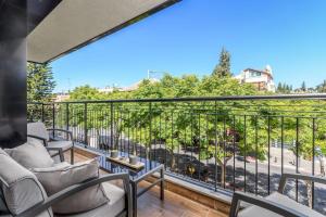 a balcony with chairs and a view of a street at Luxurious 3Bedroom Apartment Emek Refaim Jerusalem in Yerushalayim