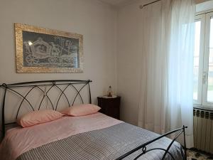 une chambre avec un lit avec un tableau sur le mur dans l'établissement La Villetta, à Vittorito 4 autres photos