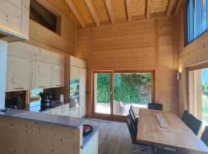 een keuken en eetkamer van een blokhut bij Chalet l'O - Charm and Modernity in Leytron