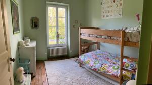 una camera da letto con due letti a castello e una finestra di Chez Mathé Longère Charentaise a Cercoux