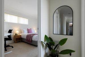 Postel nebo postele na pokoji v ubytování Steps From The Hospital in Burnie