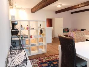 Μια τηλεόραση ή/και κέντρο ψυχαγωγίας στο Apartment mit 1 Schlafzimmer in Altstadthaus