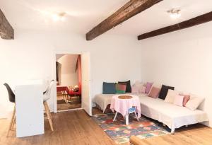 a living room with a white couch and a table at Apartment mit 1 Schlafzimmer in Altstadthaus in Sankt Veit an der Glan