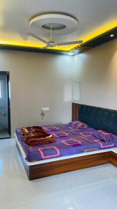 a large bed in a room with a ceiling at Maa Rewa Palace in Sānāwad