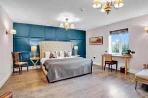 een slaapkamer met een bed en een blauwe muur bij Pyes Mill Hotel Conder Green in Conder Green +87 foto's
