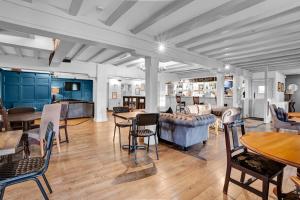 een woonkamer met tafels en stoelen en een bank bij Pyes Mill Hotel Conder Green in Conder Green