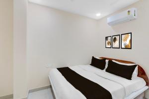 Postel nebo postele na pokoji v ubytování Hotel O RB Delight