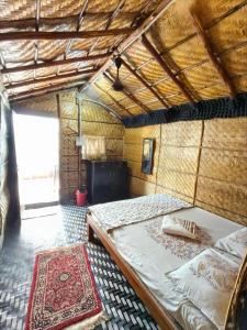 een slaapkamer met een groot bed in een kamer bij Dream Hampi Cottage in Hampi