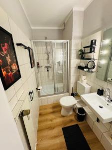 een badkamer met een toilet, een wastafel en een douche bij Bellevue Nr 13 in Scharbeutz