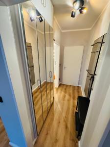 een hal met een grote spiegel in een kamer bij Bellevue Nr 13 in Scharbeutz