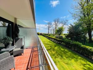 een balkon met uitzicht op een tuin bij Bellevue Nr 13 in Scharbeutz
