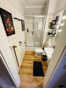 een badkamer met een douche, een toilet en een wastafel bij Bellevue Nr 13 in Scharbeutz +6 foto's