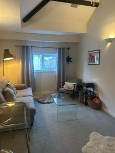 een woonkamer met een bank en een tafel bij Temple Bar Loft in Dublin