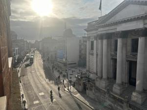 een uitzicht op een straat met mensen die op straat lopen bij Temple Bar Loft in Dublin +1 foto