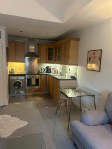 een keuken met een bank en een tafel in een kamer bij Temple Bar Loft in Dublin