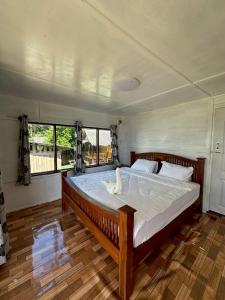 Giường trong phòng chung tại The Sunset View Lanta