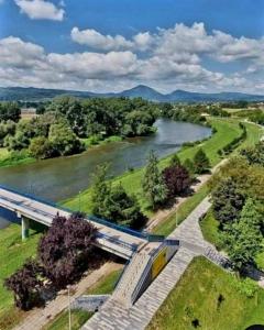 een brug over een rivier met een trein erop bij Apartman Mia in Čačak