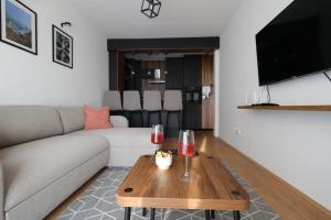 een woonkamer met een bank en een salontafel bij Apartman Mia in Čačak