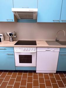 Kuchyň nebo kuchyňský kout v ubytování House with garden & private parking in Cologne