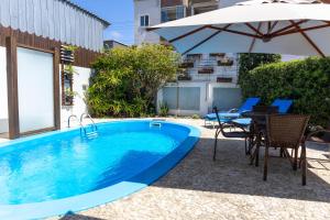 Swimmingpoolen hos eller tæt på Casa nos Ingleses com piscina e jacuzzi