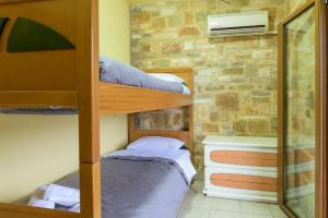 una stanza con due letti a castello e uno specchio di Villa-Τo Petrino a Krionérion