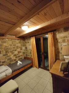 Camera con letto e scrivania. di Villa-Τo Petrino a Krionérion Altre 18 foto