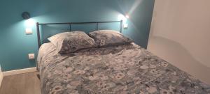 un letto con due cuscini sopra in una camera da letto di Gîte L'hôtellerie a Trévron