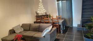 un soggiorno con un divano e un tavolo di Gîte L'hôtellerie a Trévron