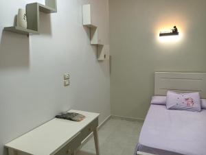 a small room with a bed and a table at noreno houseاسوان شياخة تانية طريق السادات in Aswan