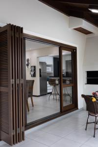 Et tv og/eller underholdning på Casa nos Ingleses com piscina e jacuzzi