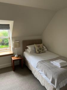 En eller flere senge i et værelse på Red Squirrel Cottage