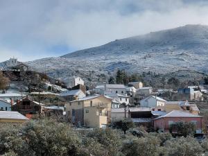 eine Kleinstadt mit einem Berg im Hintergrund in der Unterkunft Casa da Póvoa in Seia