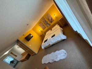 een slaapkamer met een bed en een tapijt bij Leos und Armando Gjuci GbR in Großpostwitz +1 foto