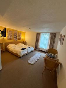 een slaapkamer met een bed en een tafel erin bij Leos und Armando Gjuci GbR in Großpostwitz