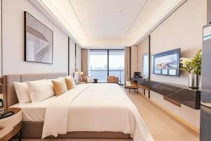 a bedroom with a large bed and a desk at Ruilan Courtyard in Shenzhen