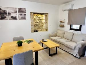 un soggiorno con un divano e un tavolo di Nomas Home Kalyves a Kalyves Altre 17 foto