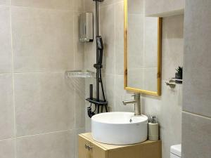 un bagno con lavandino e specchio di Nomas Home Kalyves a Kalyves