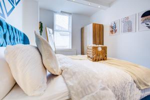 En eller flere senge i et værelse på Stylish 1 bed Apt By Livra Estate Short Lets & Serviced Accommodation Sutton With Free Parking