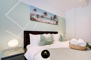 En eller flere senge i et værelse på Stylish 1 bed Apt By Livra Estate Short Lets & Serviced Accommodation Sutton With Free Parking