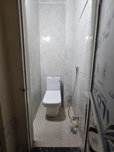 Et badeværelse på Shri Mahakaleshwar Homestay + 1 billede