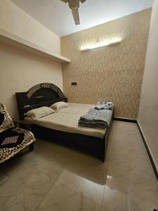 En eller flere senge i et værelse på Shri Mahakaleshwar Homestay