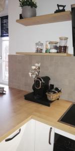 een keuken met een vaas met bloemen op een aanrecht bij Seeloft in Gmunden