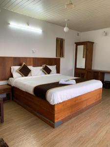 ein Schlafzimmer mit einem großen Bett in einem Zimmer in der Unterkunft rigel home stays in Jāmb